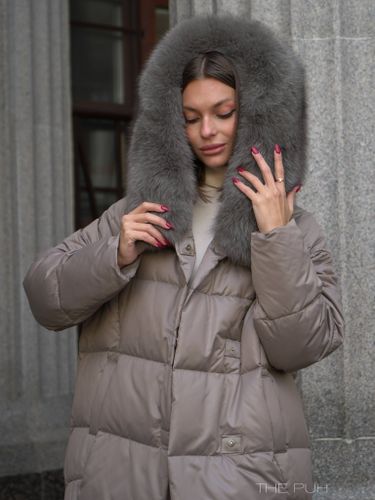 Пуховик цвета капучино с капюшоном и мехом песца