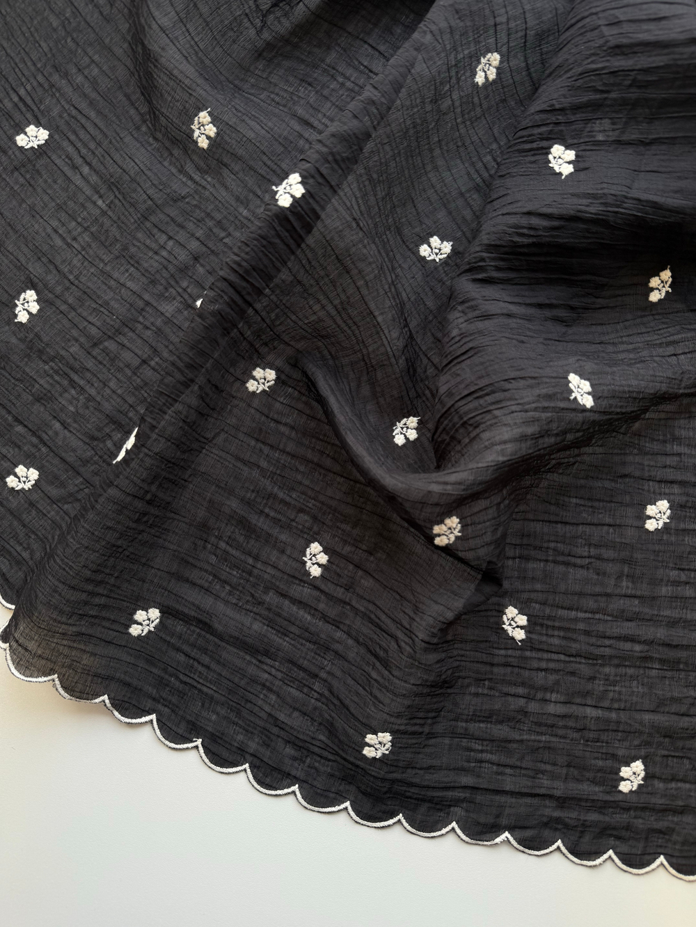 Вышивка (на чёрной жатой органзе)