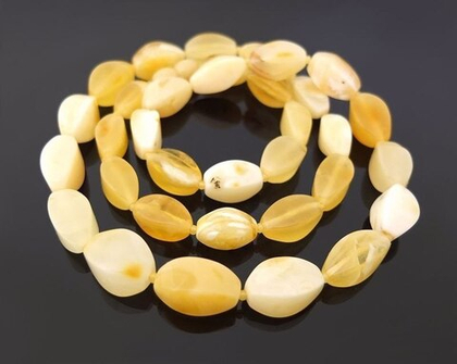 Бусы камнерезные из королевского янтаря (7504)