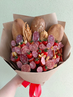 Мужской букет из колбас и сыров