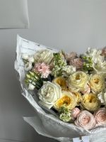 Букет из кустовых пионовидных роз, лизиантуса, одноголовых роз и маттиолы