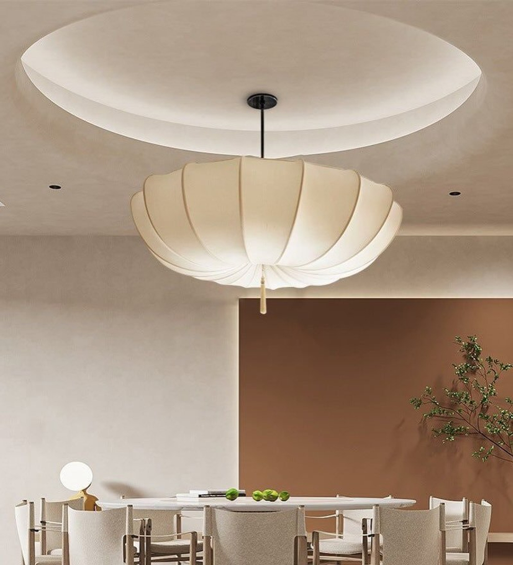 Элегантная люстра с воздушным плафоном и мягкими волнообразными линиями