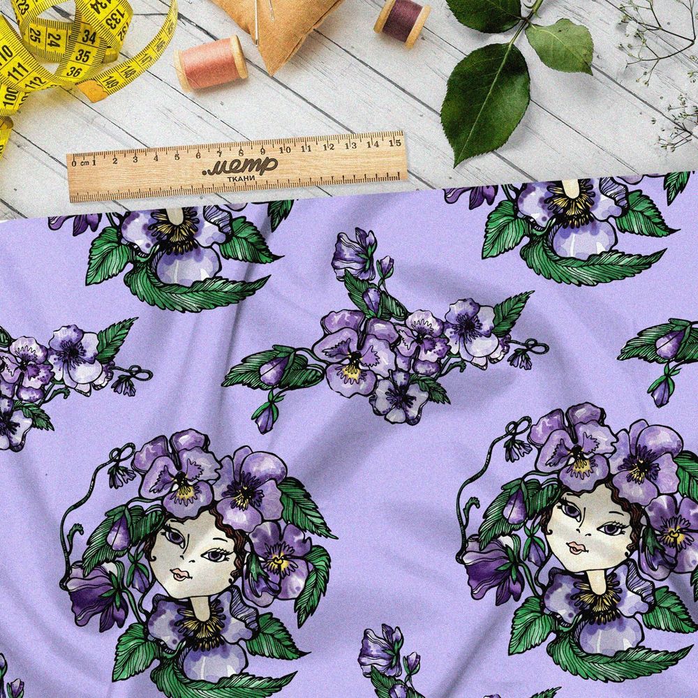 Ткань мембрана девушка с венком фиолетовых цветов