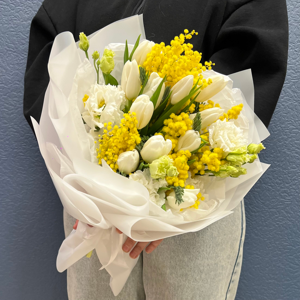Весенний букет с белыми тюльпанами и ароматной мимозой