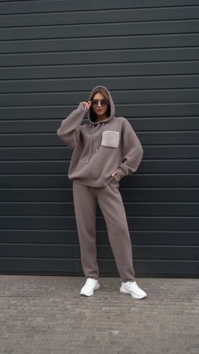 Костюм с брюками в оттенке капучино