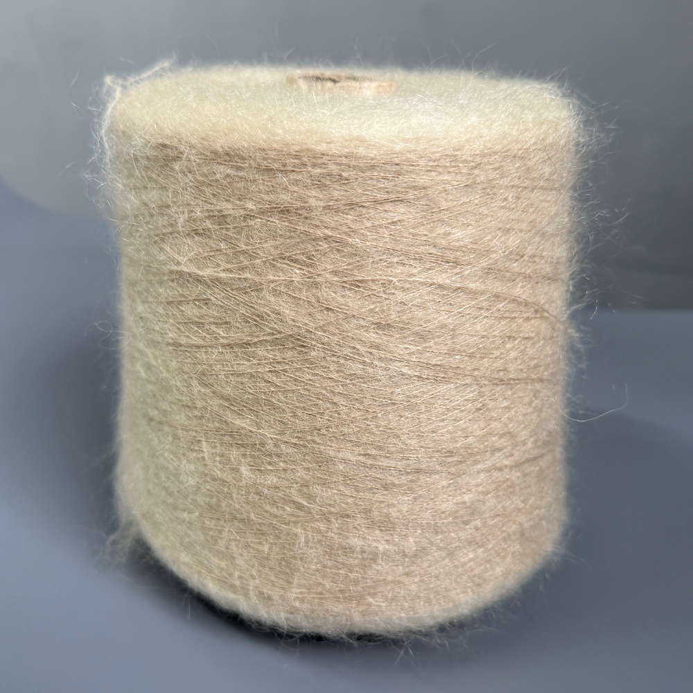 Пряжа Ilaria Aurora (67% кидмохер, 5% меринос, 28% па) 1000м/100гр, песчаный