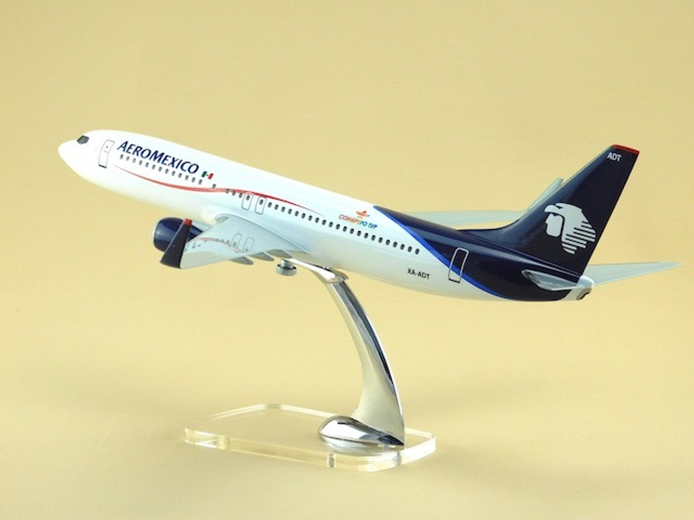 Модель самолета Boeing 737-800 (М1:100 Aero Mexico)