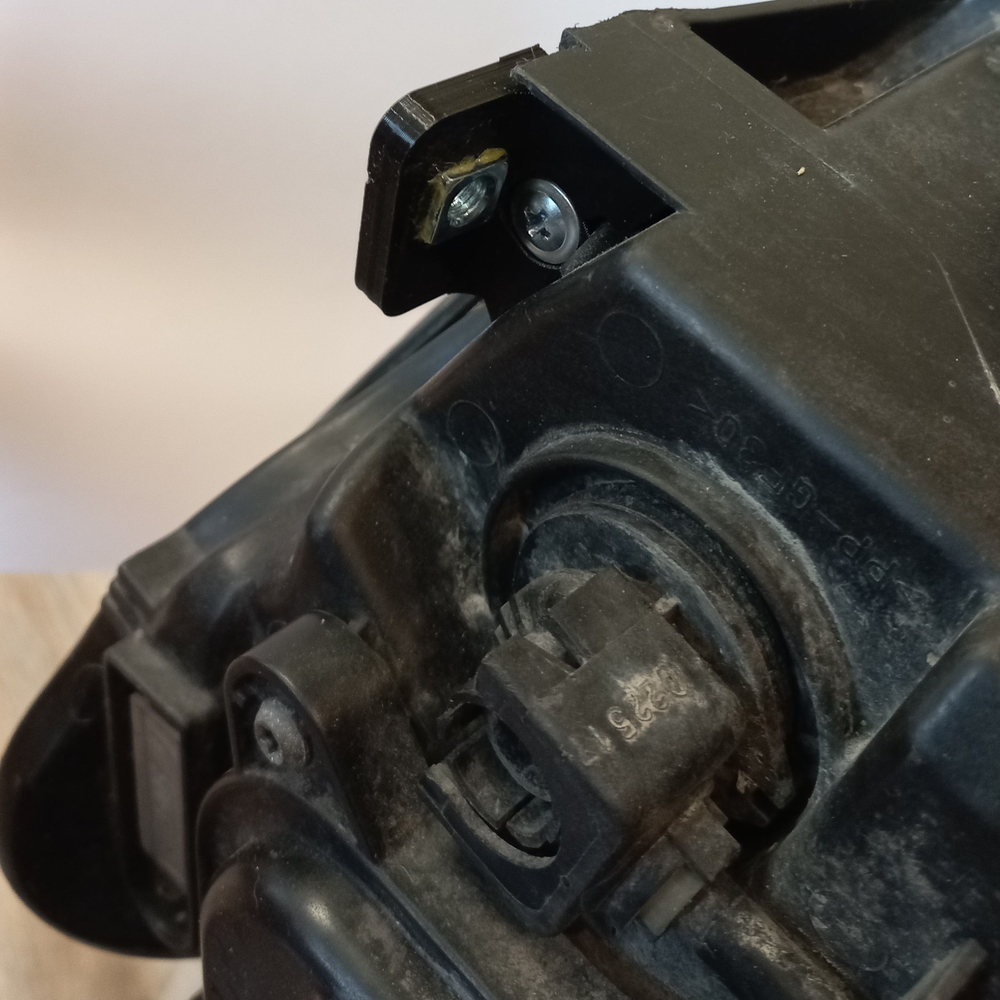 Кронштейн крепления фары для Volkswagen Passat B8 (07.2014 - 02.2020) г.в.