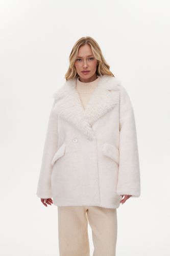 Белая шуба из эко-меха с английским воротником