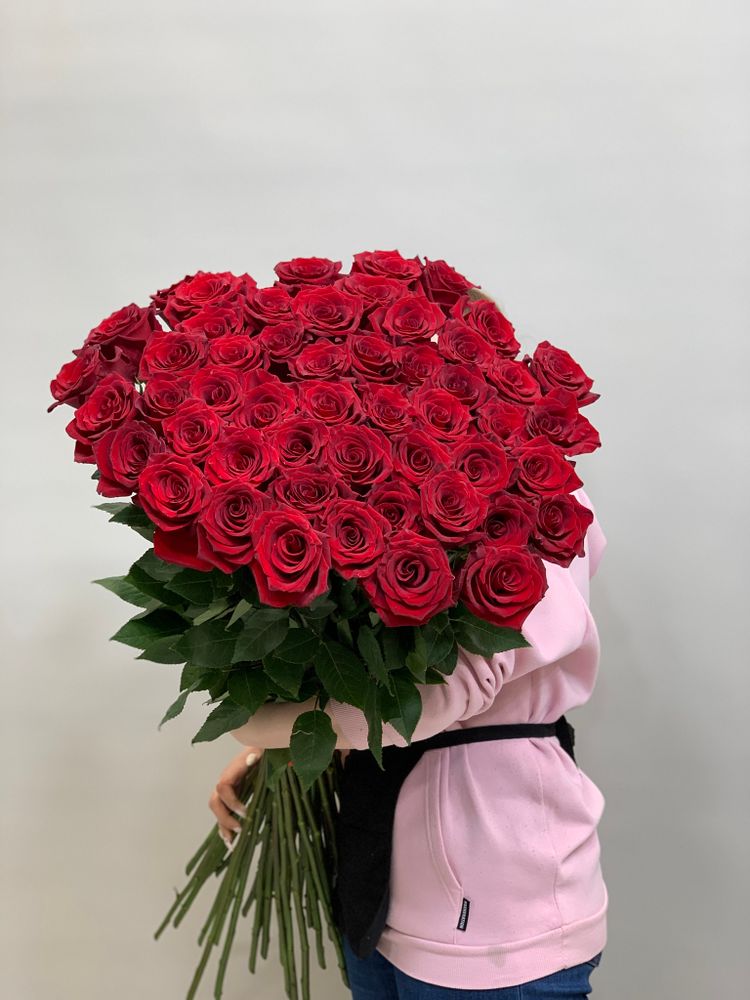 Букет 55 метровых роз красных в ленте