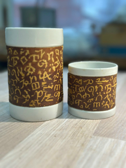 Кружка малая фарфоровая без ручки с берестой. Коллекция Азбука Стефана Пермского (исп. мастера А.Л. Чичкарёва)