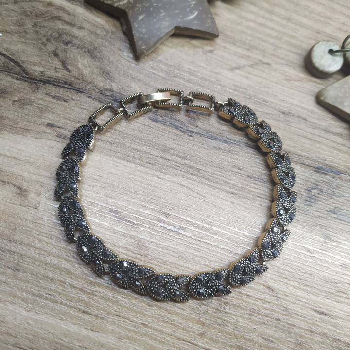 Браслет Vogue Двулистник стразы графитовые металл золотистый на красном бархате