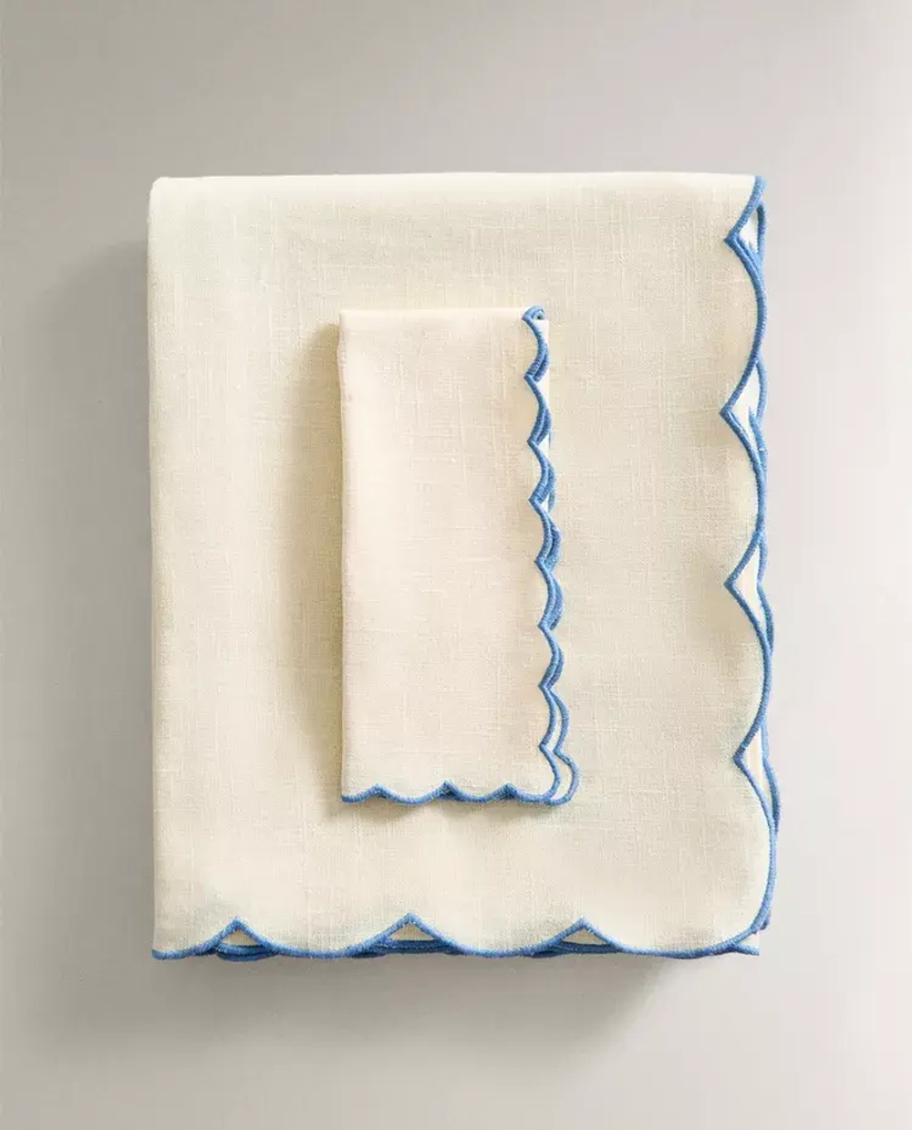 ZARA HOME СКАТЕРТЬ С КОНТРАСТНОЙ ОКАНТОВКОЙ, СИНИЙ