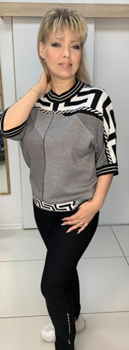 Джемпер в "елочку" с ярким черно-белым принтом