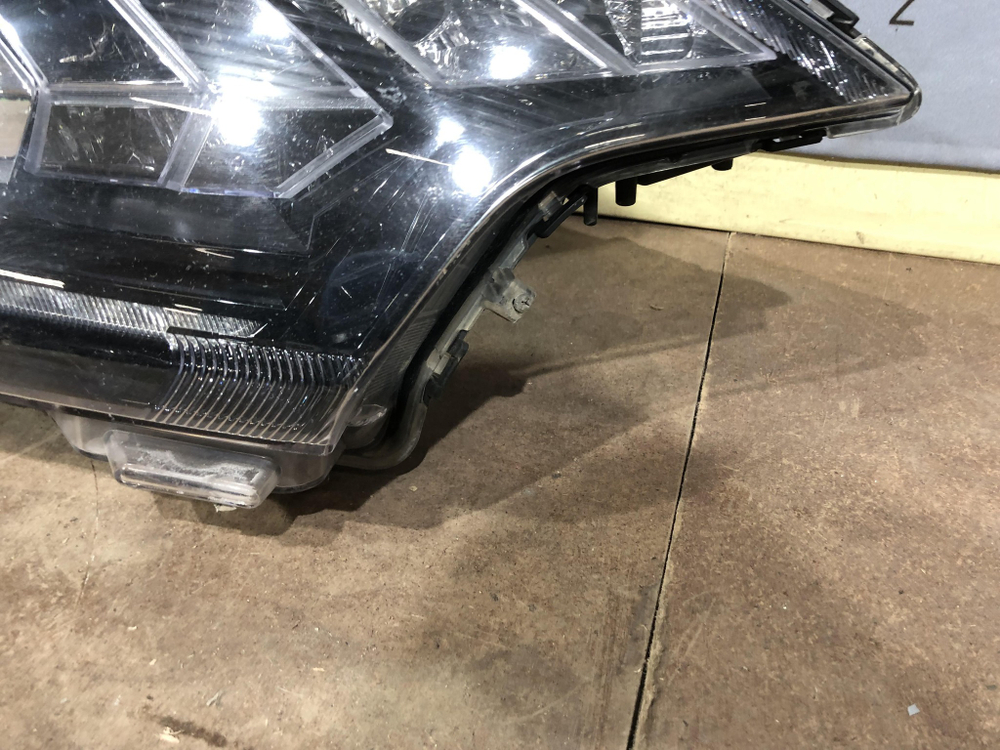 Фара правая LED Mitsubishi Outlander 3 целая Оригинал 8301D332