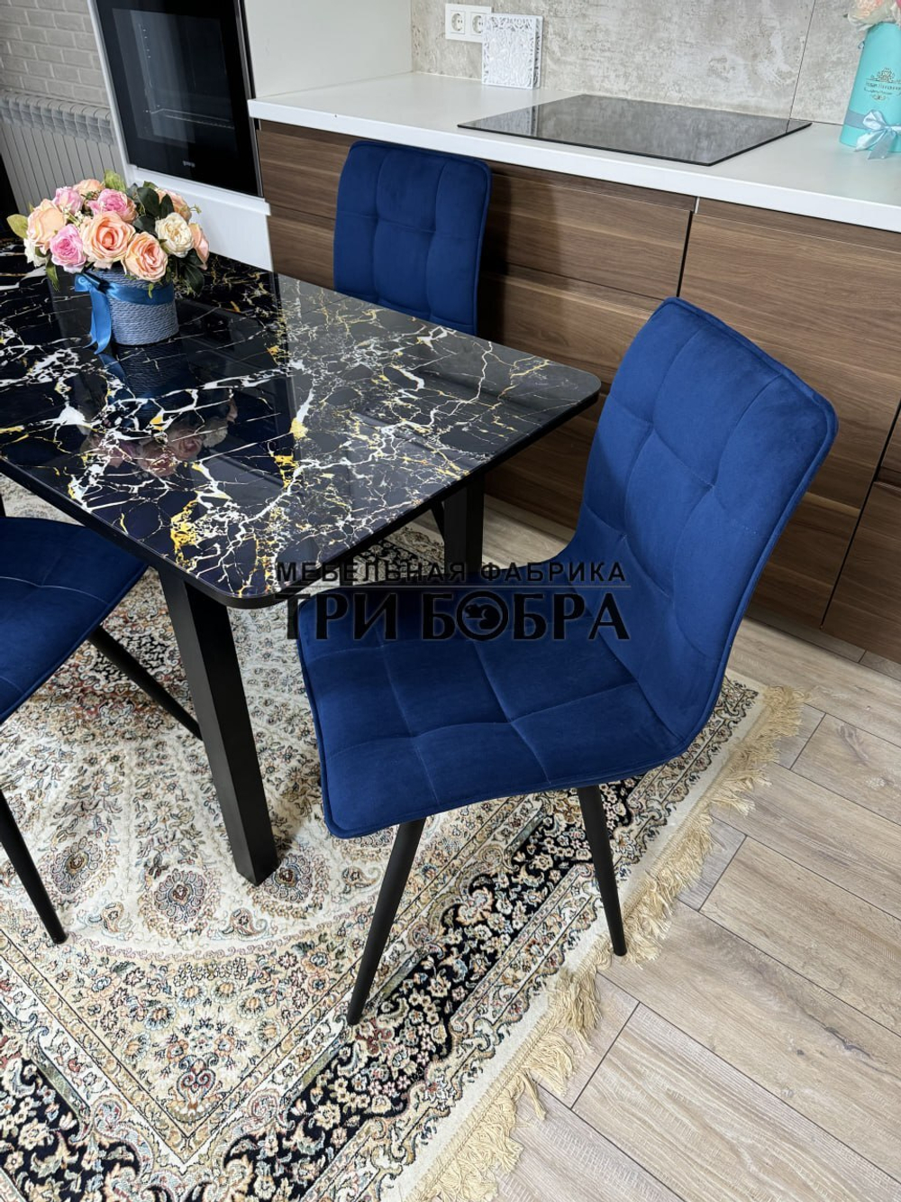 Стеклянный раздвижной стол "Черный мрамор" и стулья "ГУЧИ" синий