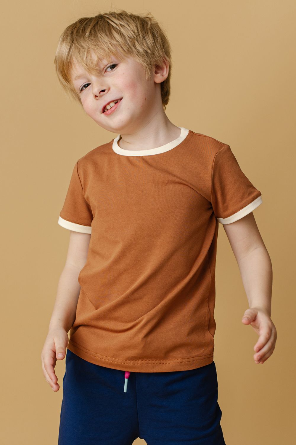 Футболка цвета молочного шоколада со сливочной отделкой