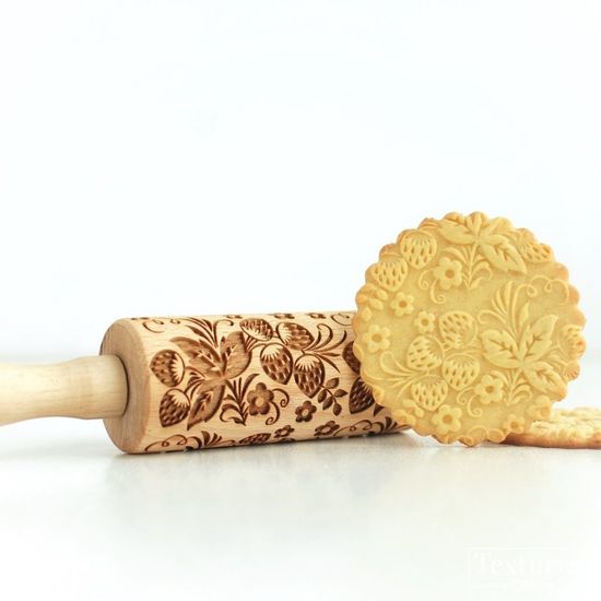 Малая скалка с узором Землянички