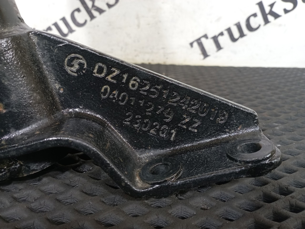 Кронштейн корпуса подножек правый 2023г