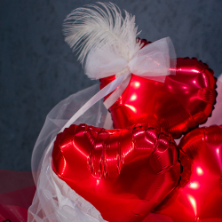 Букет с алыми шарами-сердцами