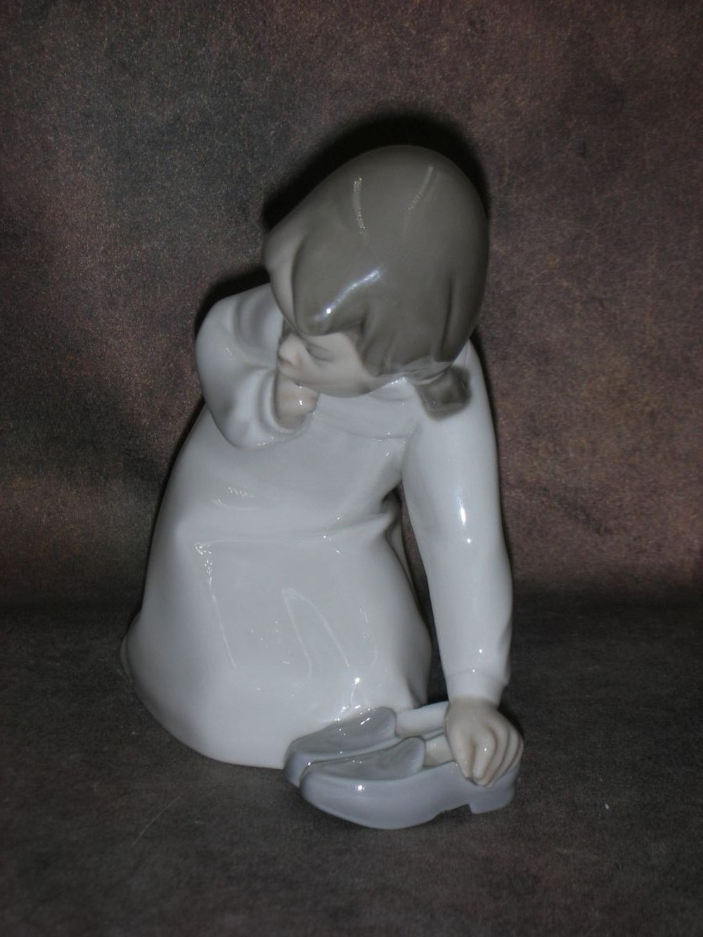 Статуэтка. Фарфор. Девочка с тапочками. Lladro. Испания