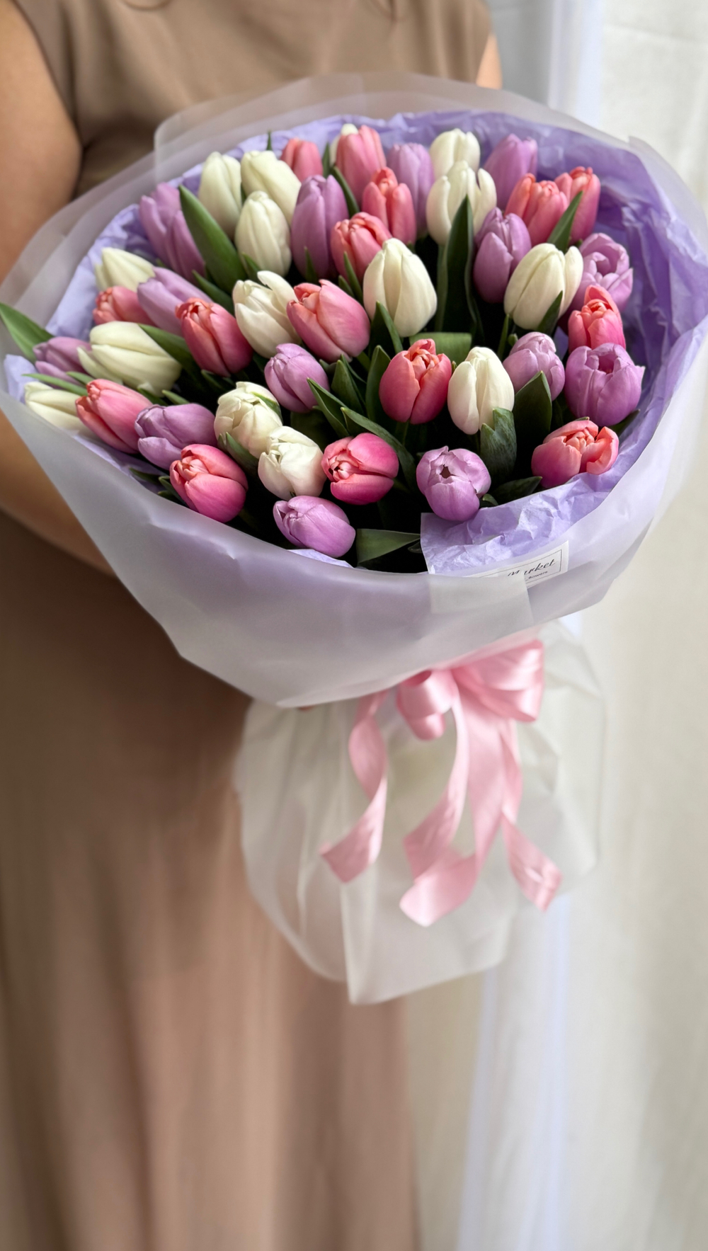 Утонченное сочетание розовых, белых и сиреневых тюльпанов в монобукете от Флора Маркет