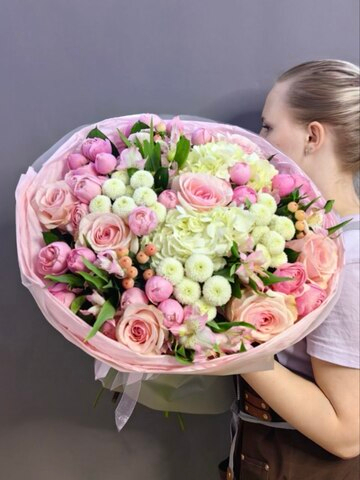 Авторский букет в розовой гамме с белыми гортензиями