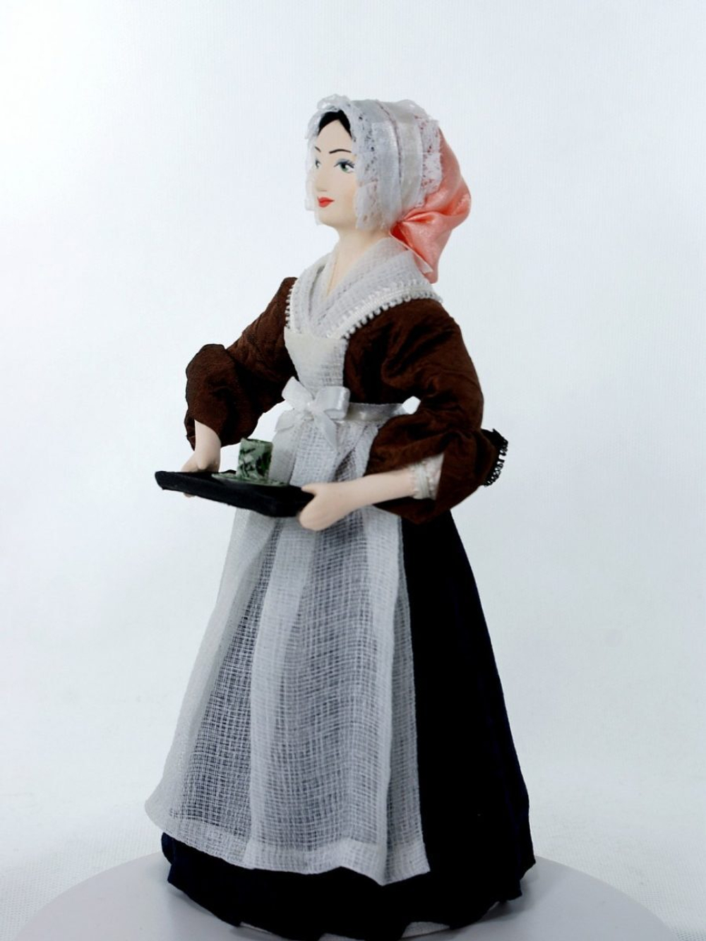 Кукла фарфоровая в костюме служанки 18 века Шоколадница Лиотара