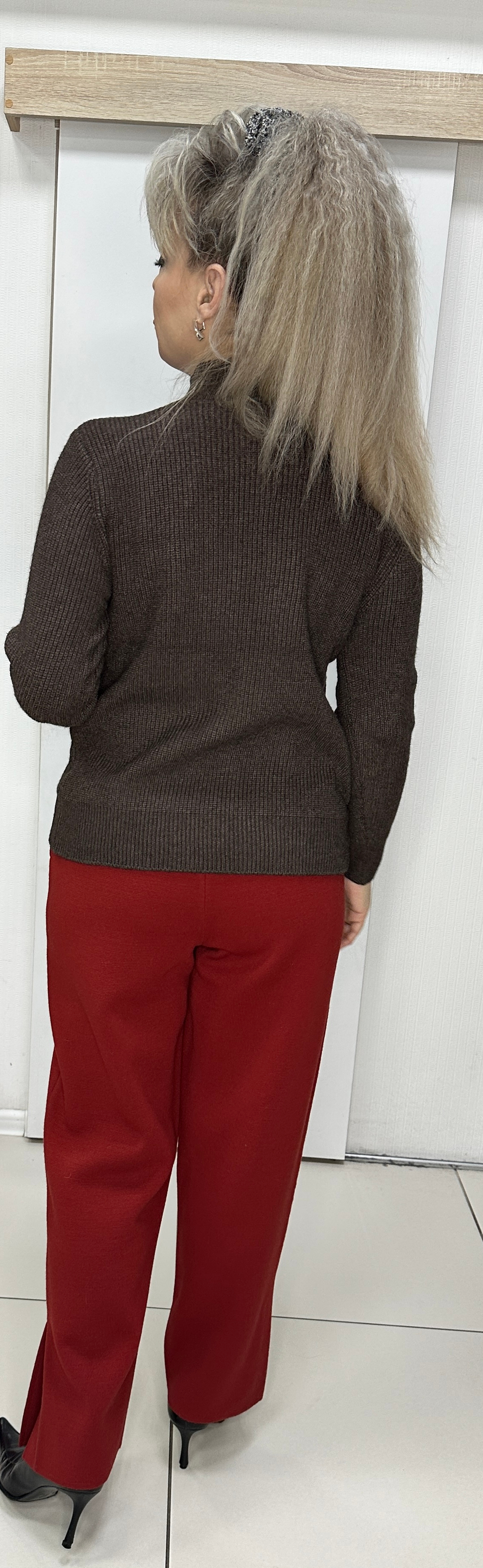 Джемпер в шоколадном цвете под "лапшу" с буквой R