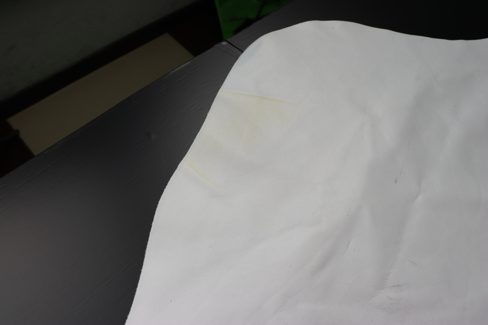 Уценка: 0,9-1,2 Мебельная кожа Сакура Белая 290 дм²