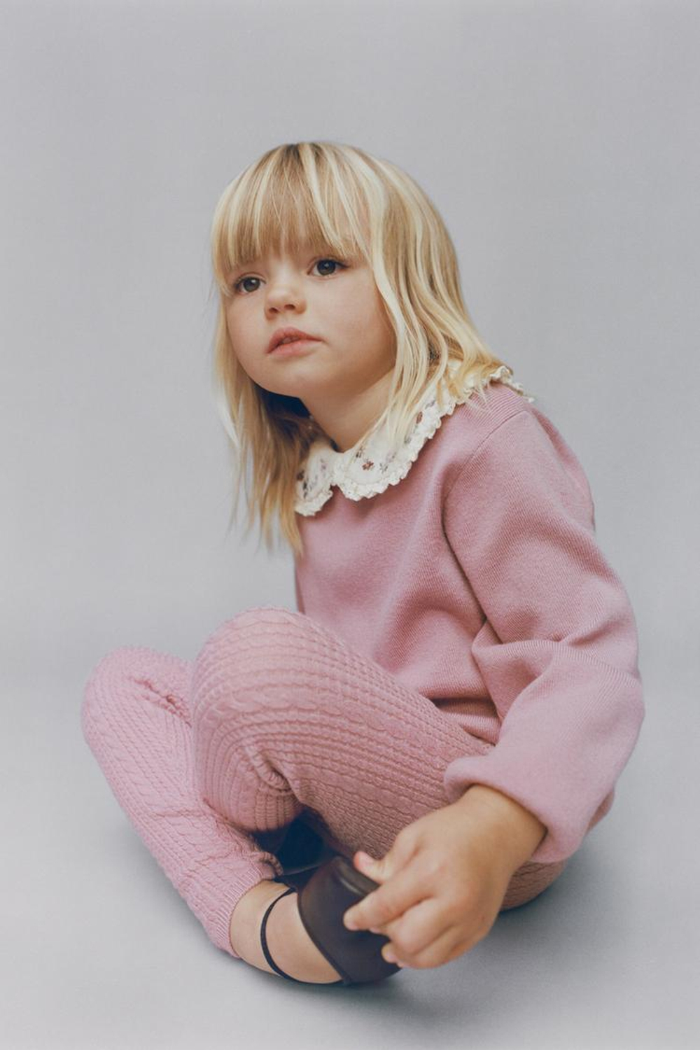 ZARA ВЯЗАНЫЙ СВИТЕР С ВОРОТНИКОМ-БАНТОМ И ЦВЕТАМИ, МЯГКИЙ РОЗОВЫЙ