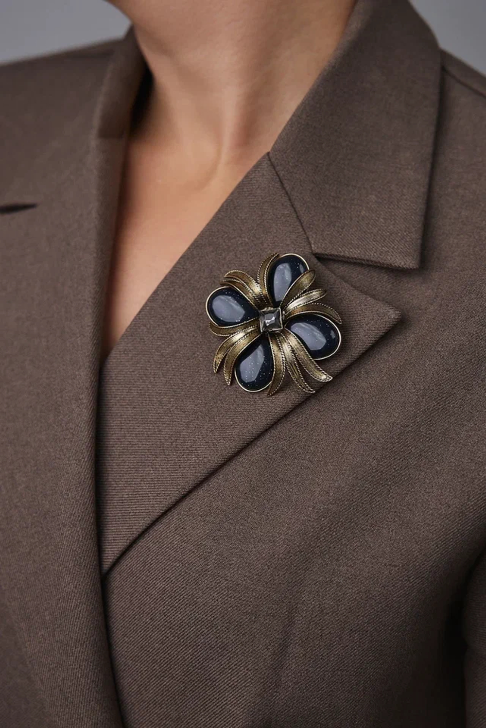 Брошь с авантюрином и серым кристаллом, оттенок золото антик