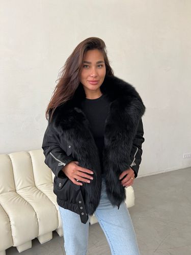 Черная укороченная парка с меховым воротником и фурнитурой