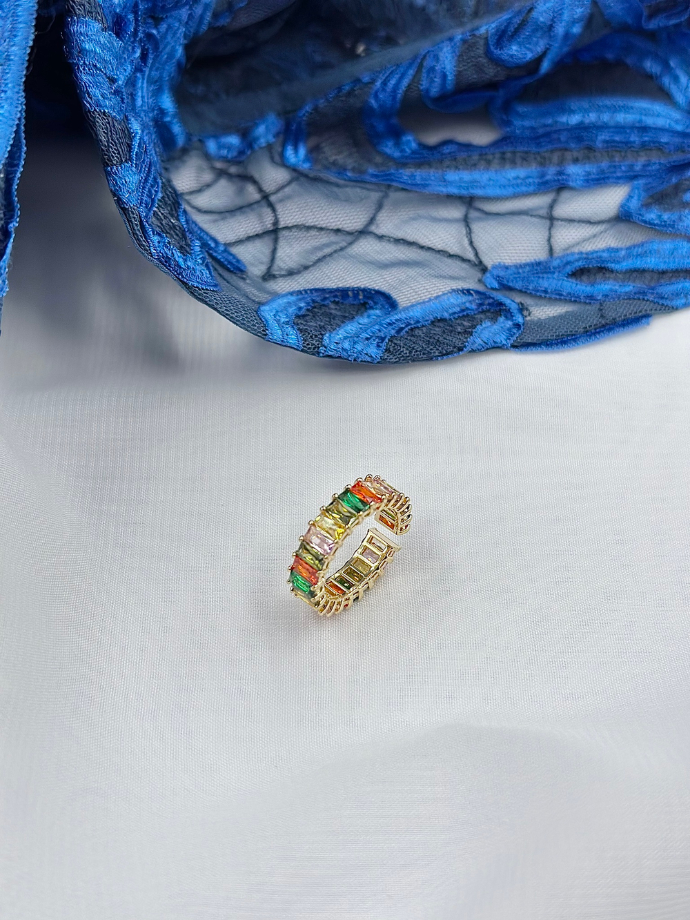 Кольцо безразмерное из разноцветных прямоугольных кристаллов, фурнитура золото