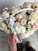 Цветочная корзина в кремовых оттенках размер M