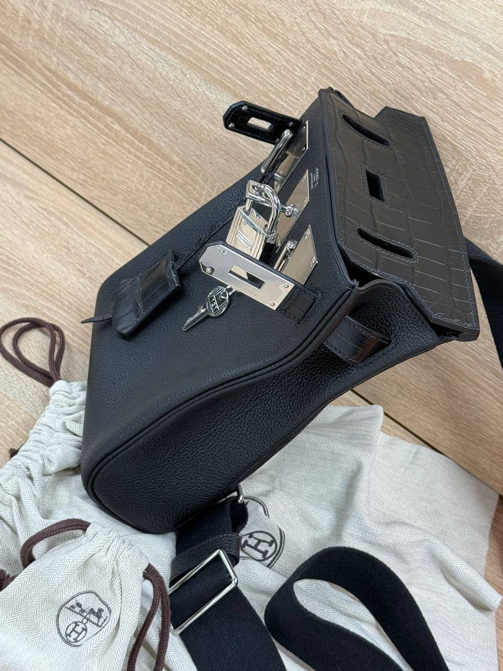 Сумка-мессенджер из кожи крокодила Hermes