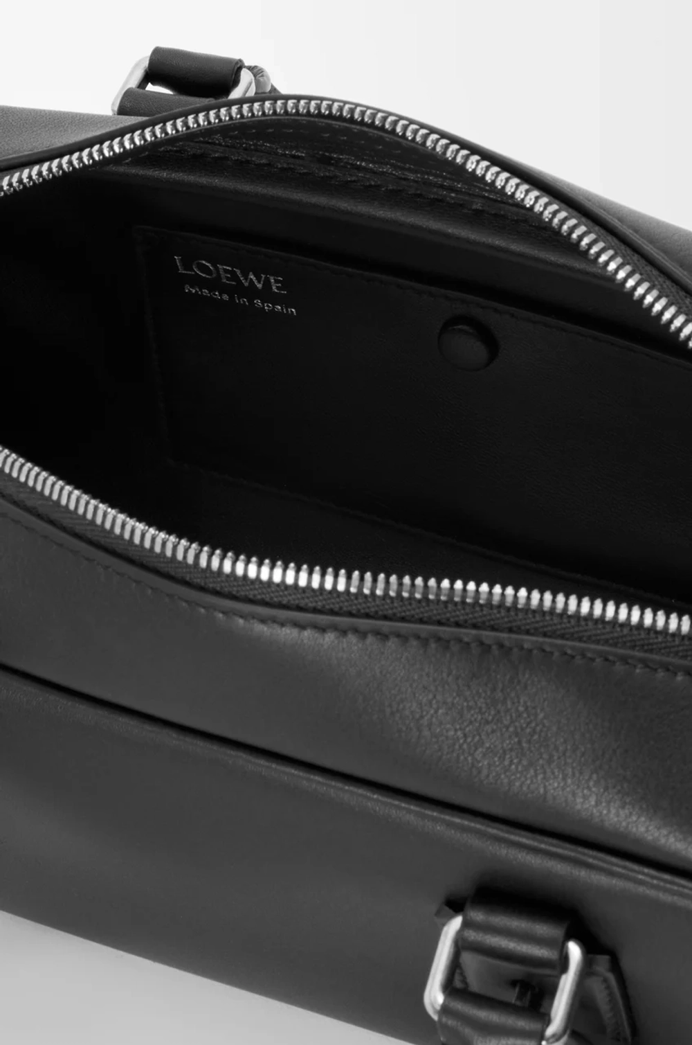 Loewe Укороченная сумка Amazona 23 из блестящей телячьей кожи, черный