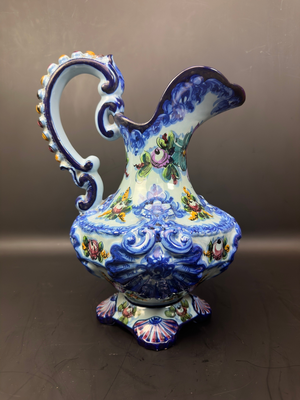 Кувшин с цветочным рисунком