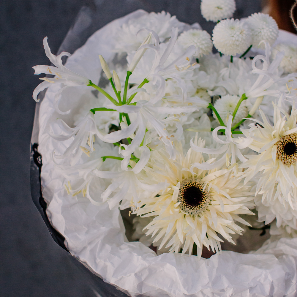 113. Кружевной белоснежный букет с выразительным акцентом