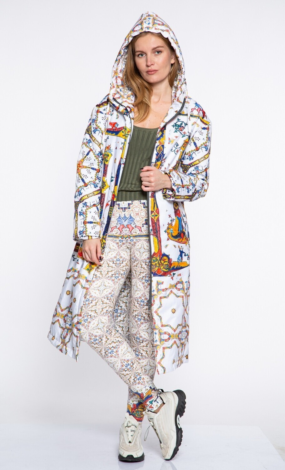 Пальто "Лабиринт", по мотивам средневековых буквиц и фантастических существ со страниц Псалтыри Латтрелла