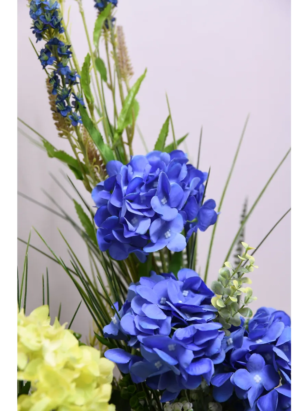 Напольная композиция из искусственных растений и цветов