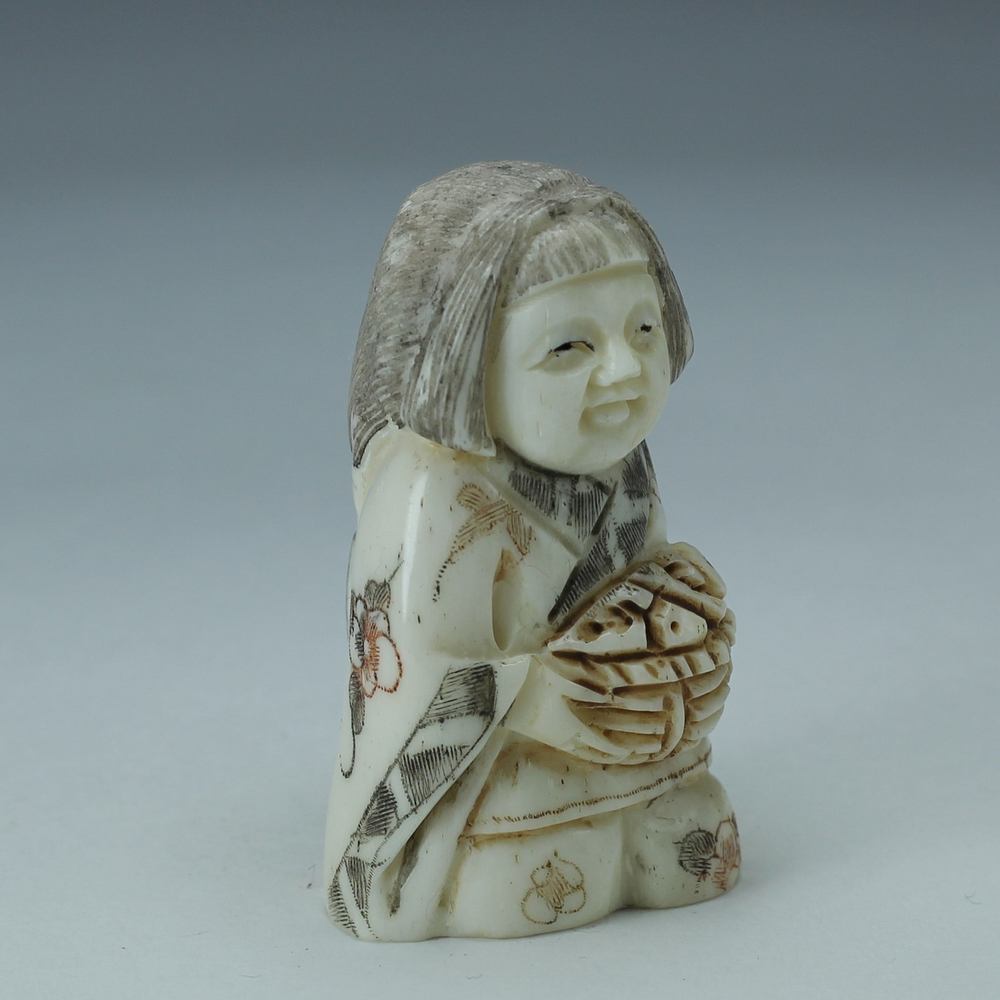 Нэцкэ Девушка с корзиной рыбы