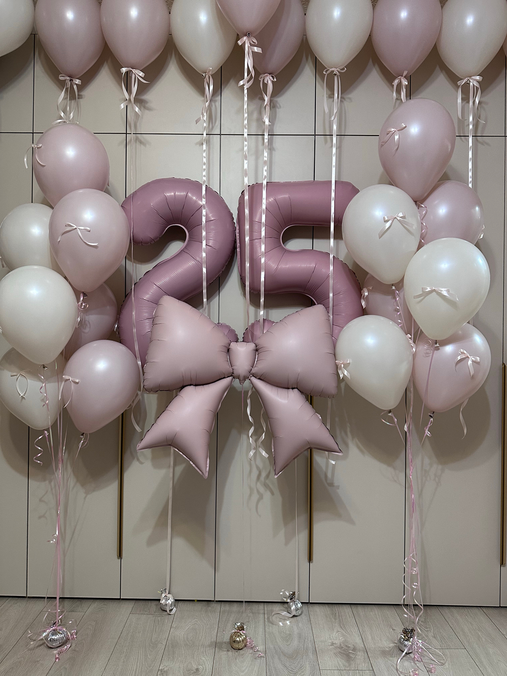 Нежные воздушные шары с бантиками и цифрами