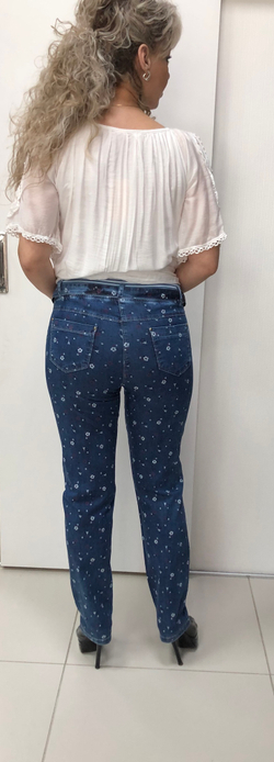 Синие стрейчевые джинсы с мелкими цветочками, пояс на завязке