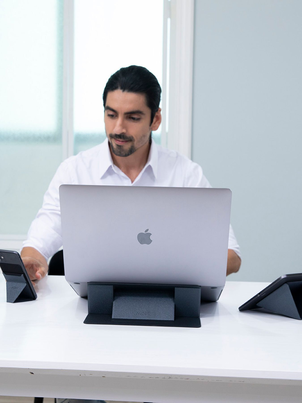 Охлаждающая клейкая подставка для ноутбуков MOFT Laptop Cooling Stand / Черная