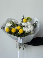 Букет из хризантемы, лизиантуса, хелеборуса и эвкалипта