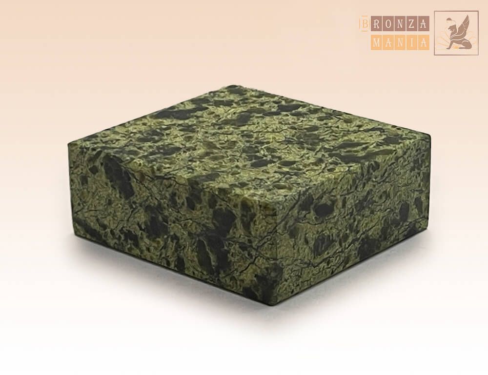 подставка прямоугольная из змеевика 55х50х20