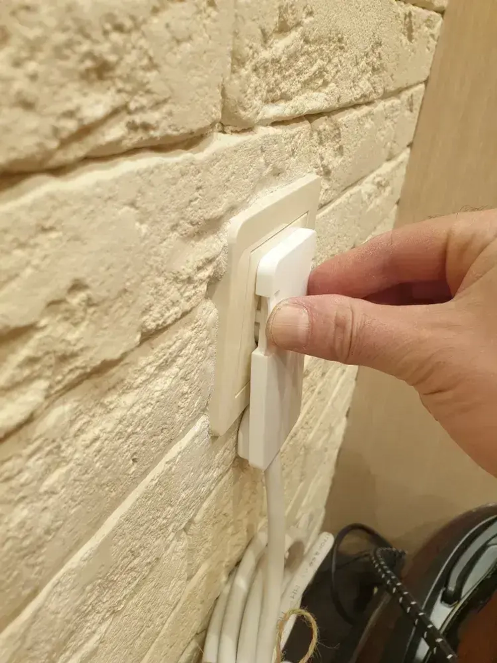 Удлинитель электрический с выключателем плоской потайной вилкой невидимкой (за шкаф) 3 розетки 1.5 метра