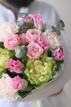 Весенний букет с тюльпанами, кустовыми розами и розами Вегги