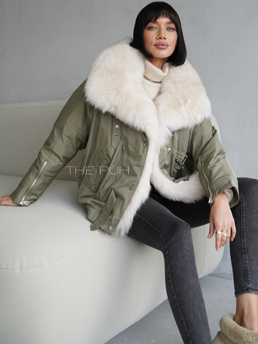 Укороченная парка в цвете хаки с белым меховым воротником